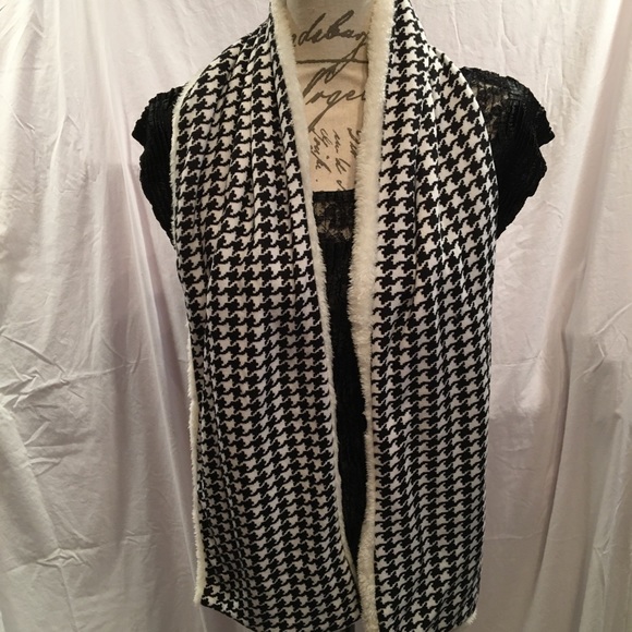 Houndstooth Scarf - Picture 7 of 8